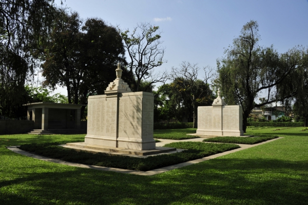 インパールのインド軍戦没者共同墓地でのインパール火葬記念碑。記念碑は、868人のヒンズー教徒およびシーク教徒兵士の火葬を記念する。ランジート・モイランテムによる写真